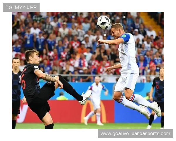 足球明星意外摔倒瞬间引热议 球场上演跌宕起伏惊险一幕